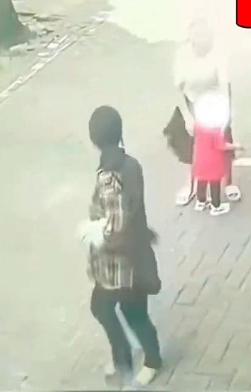广东女当街强拽幼童后家长追回,网民斥:大白天抢孩子,太疯狂了(组图) - 5