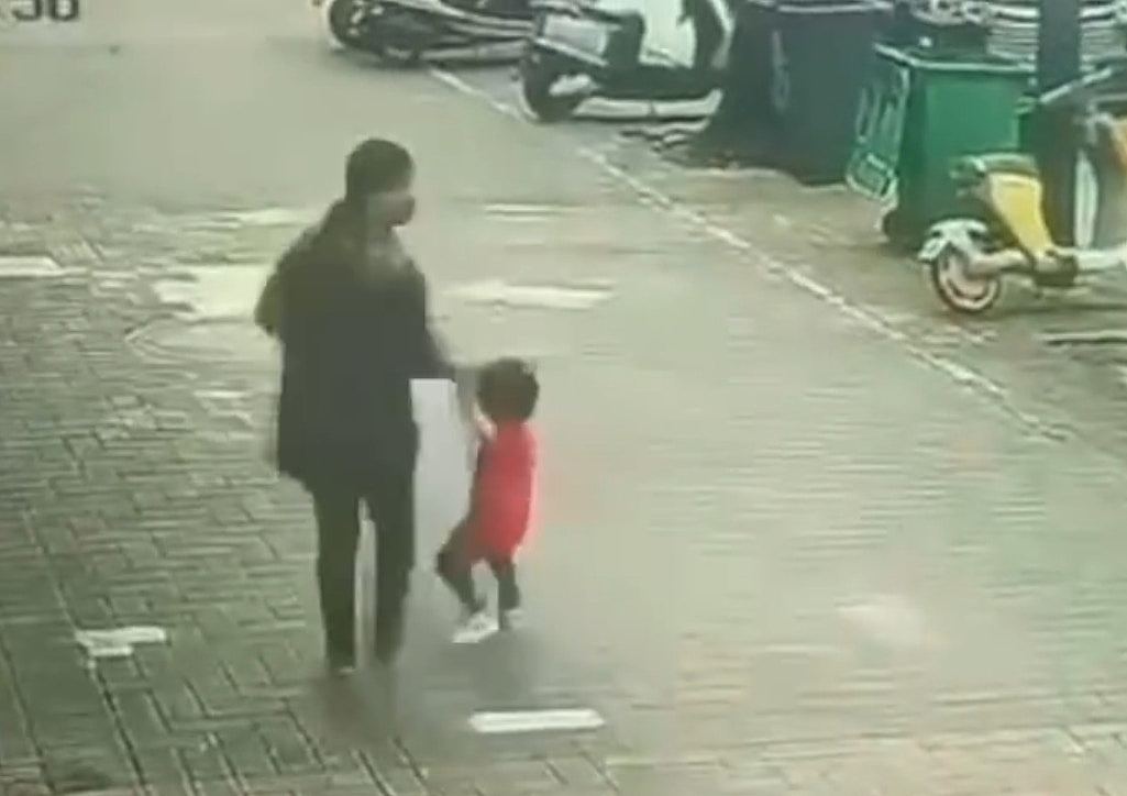 广东女当街强拽幼童后家长追回,网民斥:大白天抢孩子,太疯狂了(组图) - 2