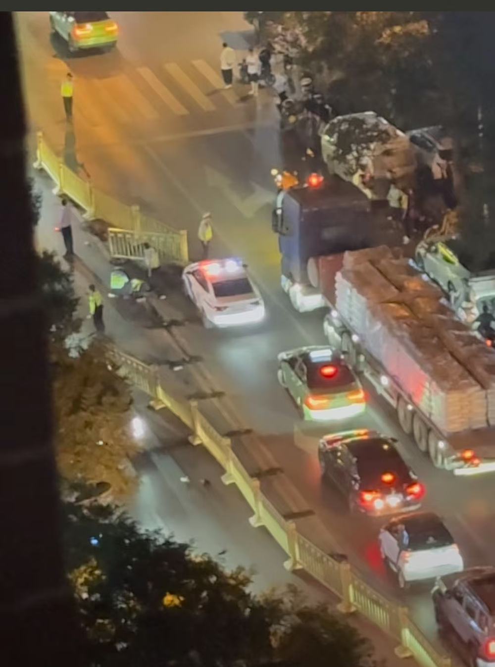 视频曝光!西安一奔驰商务车深夜遇查酒驾强闯卡,撞伤交警及路人(组图) - 1