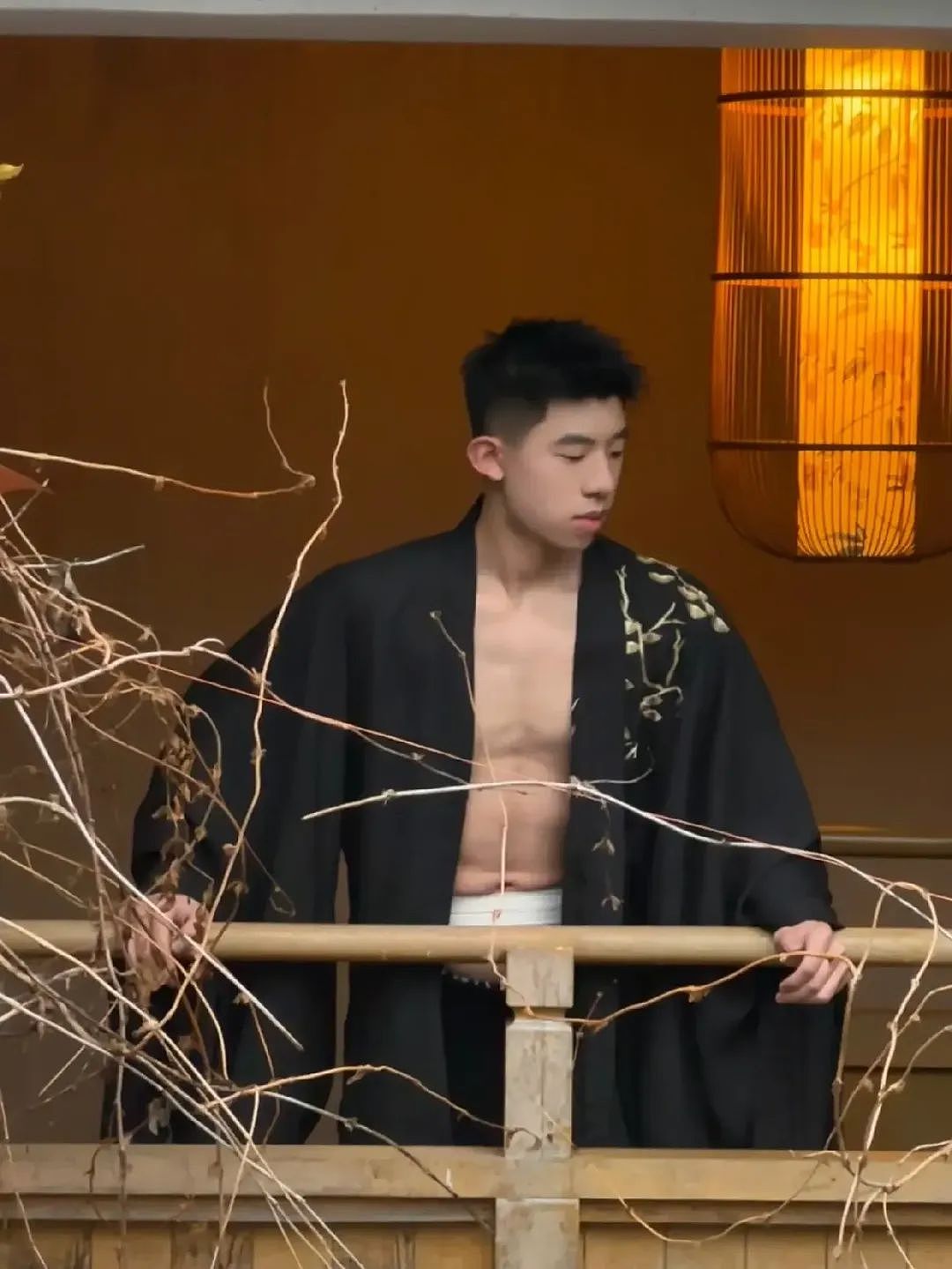 【帅哥】185+反差型帅哥亮相！腹肌+大长腿+白袜=流量密码（组图） - 67