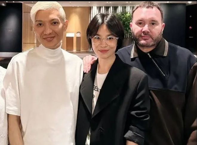 43岁宋慧乔私下状态曝光,中分短发被吐槽像男的,淡妆好似路人(组图) - 1