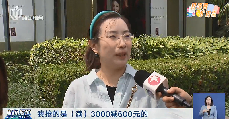 金价巨震！有人砸40万元买金被“套牢”，“从赚5万到亏3万”！这地市民烈日下排队百米抢购黄金（组图） - 7