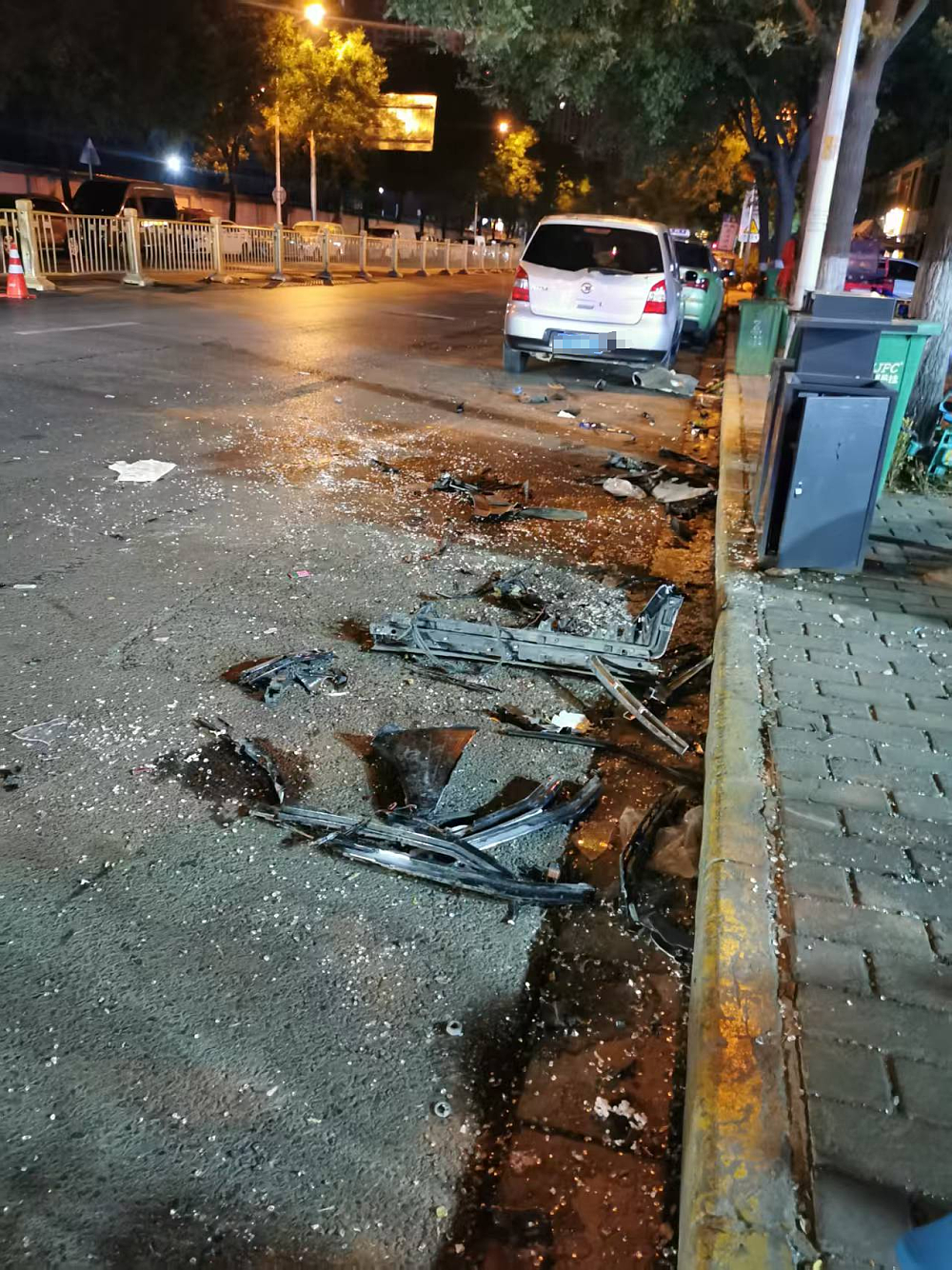 视频曝光!西安一奔驰商务车深夜遇查酒驾强闯卡,撞伤交警及路人(组图) - 4