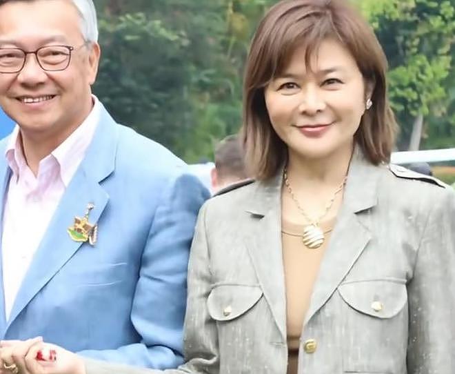 62岁关之琳出席赛马活动笑容温婉，举手投足之间散发从容魅力（组图） - 3