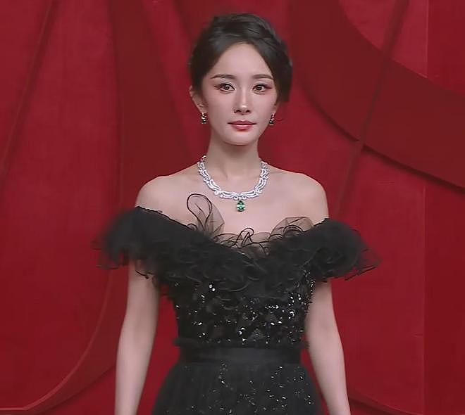 芭莎盛典红毯生图来了!杨幂鼻孔抢镜,孙俪面部发黄,林志玲脸僵(组图) - 4