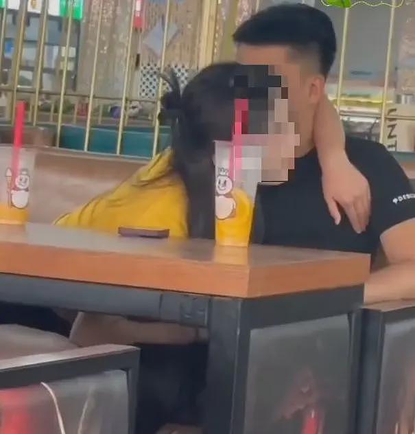 高校情侣在食堂亲热，女生趴男友裆部，不雅动作全程被人偷拍（组图） - 2