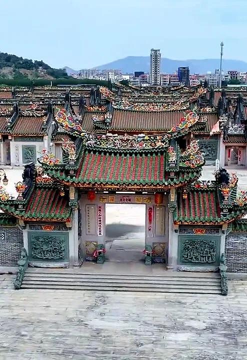 热搜爆了!广东上亿豪宅一夜被夷为平地,内幕曝光,网友吵翻(视频/组图) - 4
