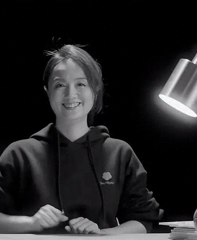 不拍戏就“消失”，发丧后便一声不吭的辛柏青，不需要再证明什么（组图） - 1