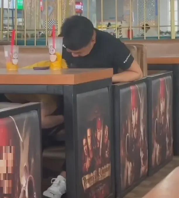高校情侣在食堂亲热，女生趴男友裆部，不雅动作全程被人偷拍（组图） - 4