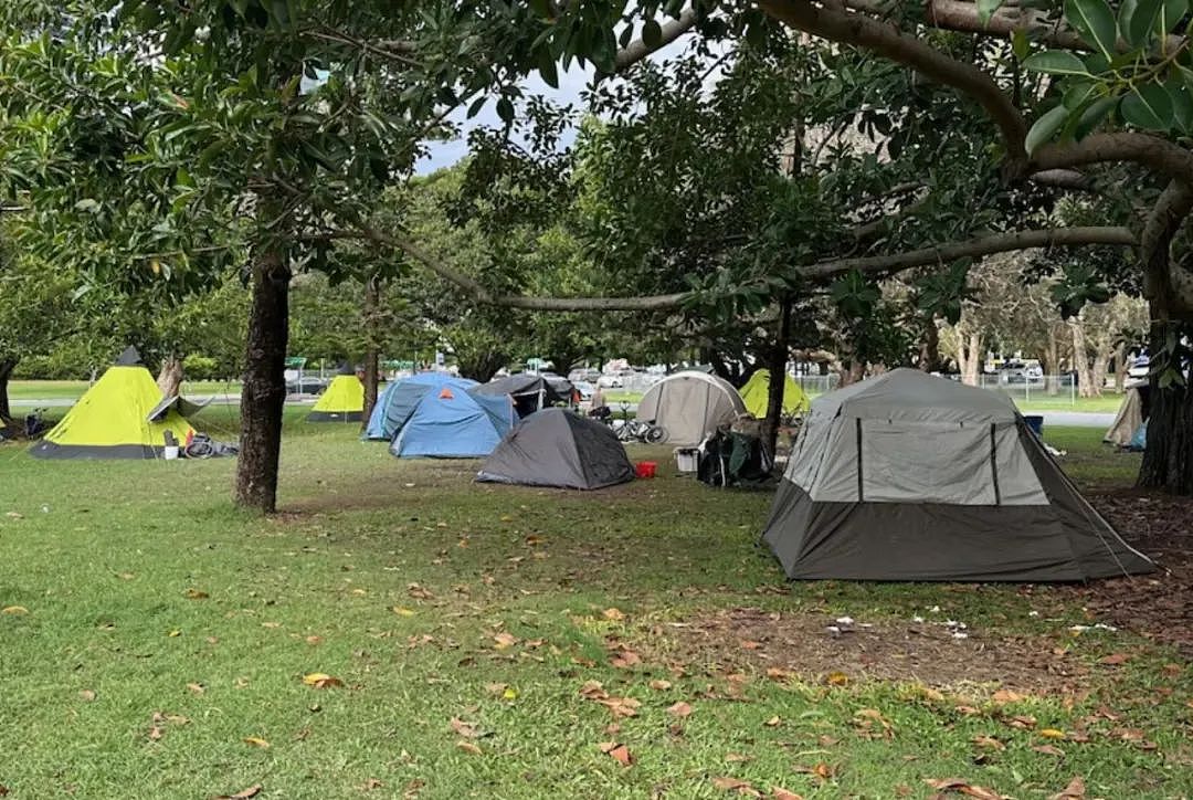 “混不下去的人,澳洲免费机票送你们回国”!他们却宁可住帐篷,当“二等公民”,“羞耻感”爆棚(组图) - 8