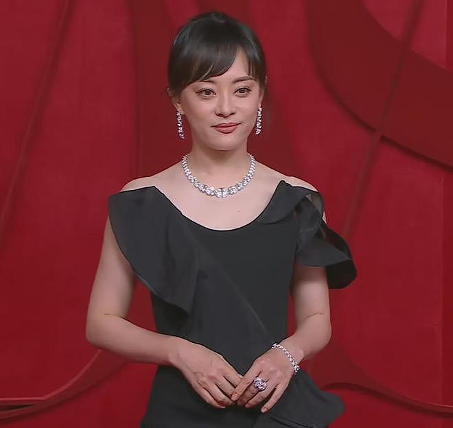 魔鬼镜头又来了!芭莎盛典怼脸拍太真实,杨幂干脆躲开不让拍正脸(组图) - 9