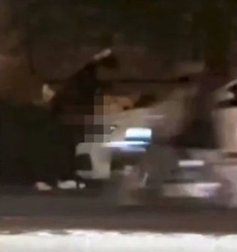 马路活春宫!河南情侣路边汽车引擎盖上亲热,无视路人围观(组图) - 4