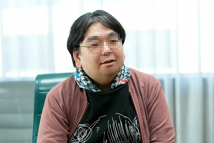 20岁女网红穿萝莉装和49岁油腻大叔同居：晒甜蜜同居日常她到底图什么？（组图） - 3