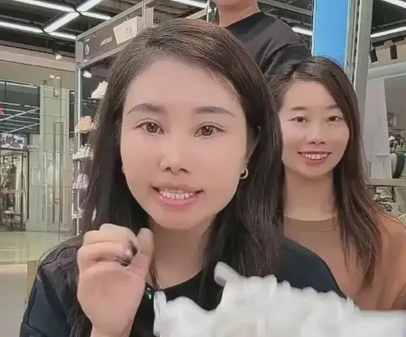 杨妞花盛装走红毯引发争议，直播带货被网暴，她该不该被道德绑架？（组图） - 5