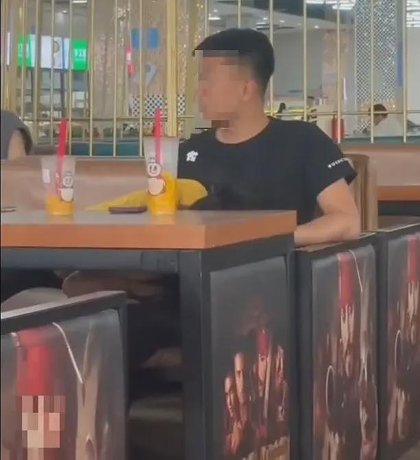 高校情侣在食堂亲热，女生趴男友裆部，不雅动作全程被人偷拍（组图） - 3