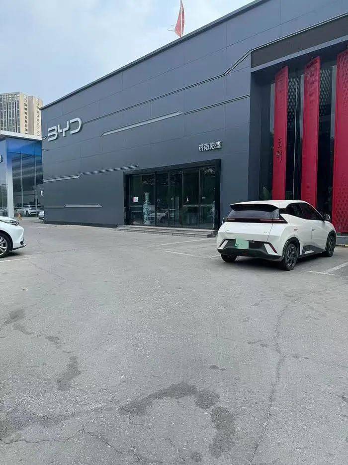 比亚迪山东核心经销商停摆：20多家4S店人去楼空（组图） - 1