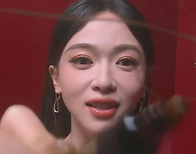 魔鬼镜头又来了!芭莎盛典怼脸拍太真实,杨幂干脆躲开不让拍正脸(组图) - 13