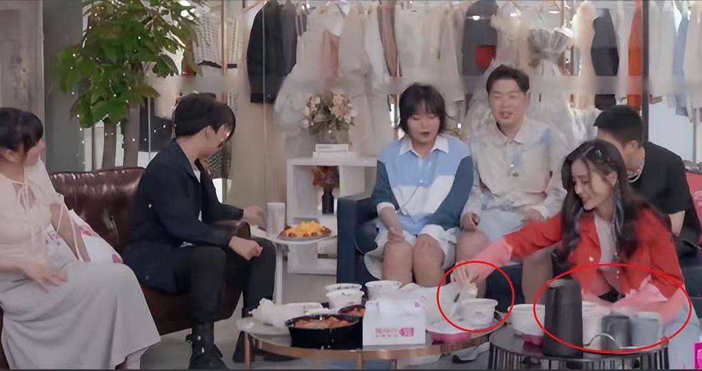 杨颖被经纪人当街训骂照曝光！自费租房面试找工作，吃地摊无人识（组图） - 16