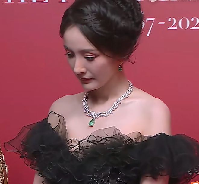 芭莎盛典红毯生图来了!杨幂鼻孔抢镜,孙俪面部发黄,林志玲脸僵(组图) - 5
