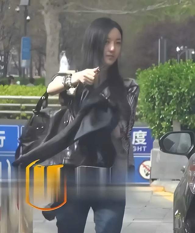 19岁李嫣高中毕业照曝光，站边缘但颜值抢镜，神似王菲人群中好美（组图） - 8