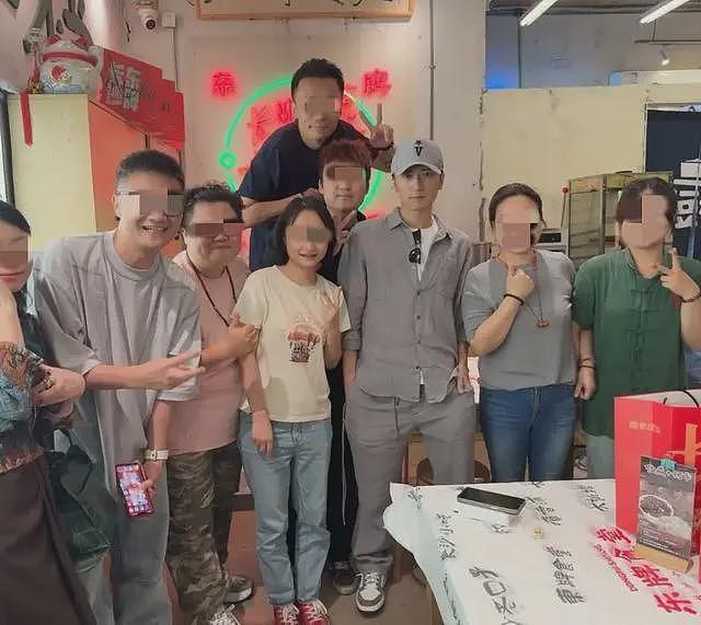 44岁谢霆锋长沙吃平价排档,戴帽子脸又小又秀气,可惜身高是硬伤(组图) - 8