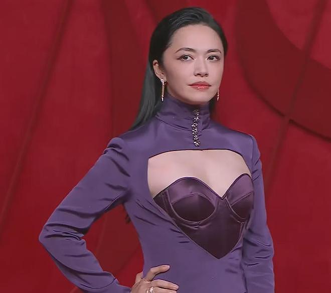 芭莎盛典红毯生图来了!杨幂鼻孔抢镜,孙俪面部发黄,林志玲脸僵(组图) - 15