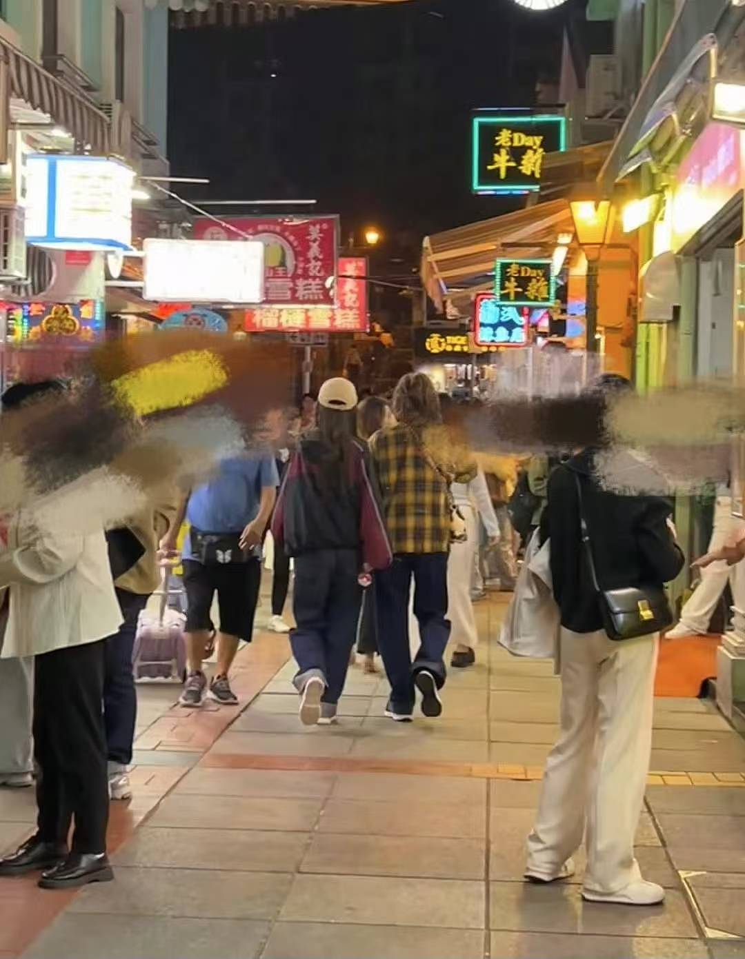 杨颖被经纪人当街训骂照曝光！自费租房面试找工作，吃地摊无人识（组图） - 8
