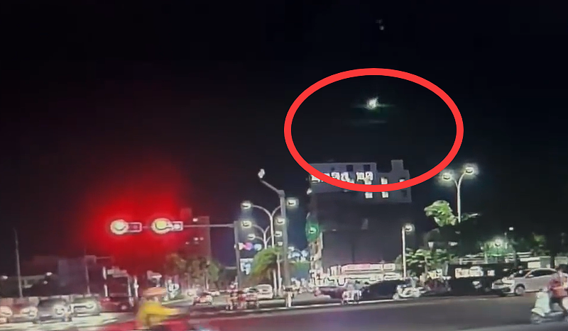 “突然一声巨响,天都被照亮了”!广东海南疑似划过火流星(组图) - 2