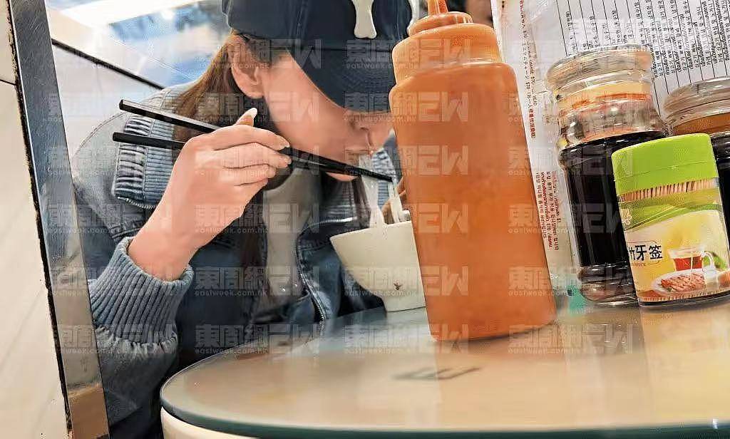 杨颖被经纪人当街训骂照曝光！自费租房面试找工作，吃地摊无人识（组图） - 5