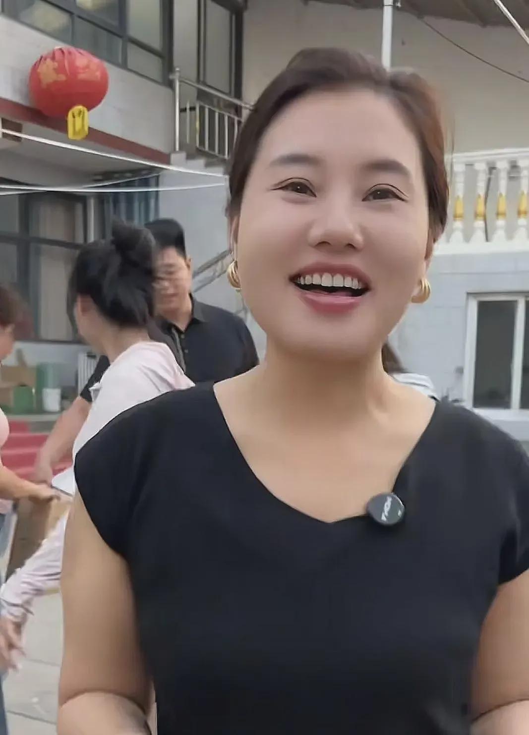 杨妞花盛装走红毯引发争议，直播带货被网暴，她该不该被道德绑架？（组图） - 3