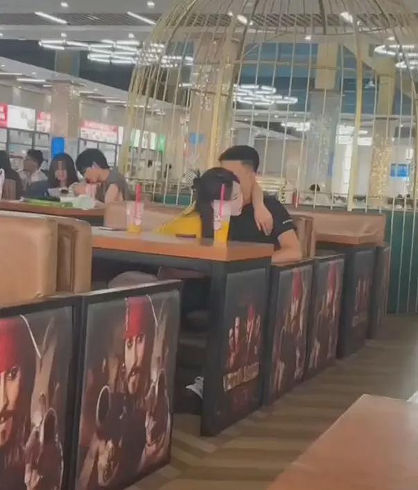 高校情侣在食堂亲热，女生趴男友裆部，不雅动作全程被人偷拍（组图） - 1