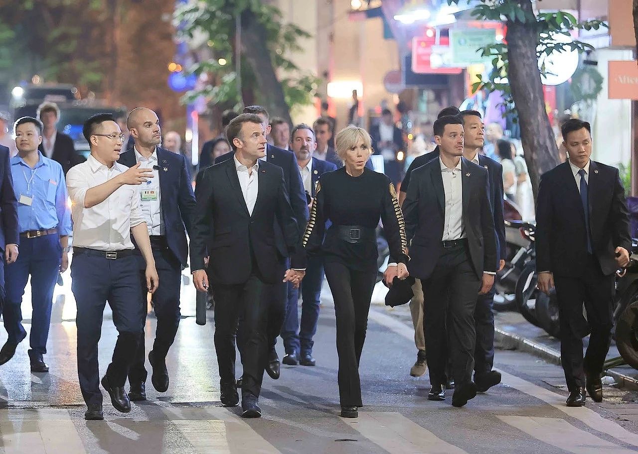 马克龙被72岁夫人打脸,这俩的婚姻就是女老师管一辈子学生?(组图) - 4
