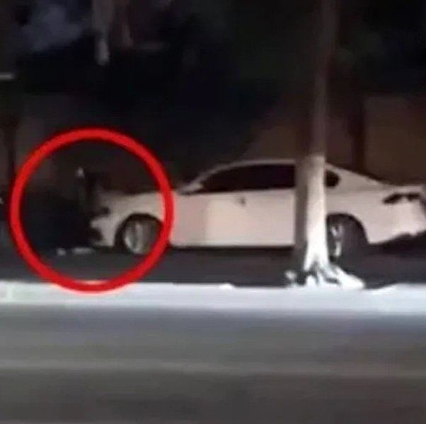 马路活春宫!河南情侣路边汽车引擎盖上亲热,无视路人围观(组图) - 3
