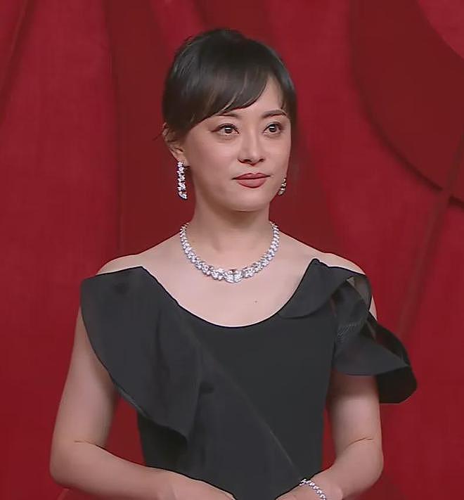 芭莎盛典红毯生图来了!杨幂鼻孔抢镜,孙俪面部发黄,林志玲脸僵(组图) - 13