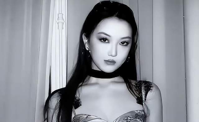 19岁李嫣高中毕业照曝光，站边缘但颜值抢镜，神似王菲人群中好美（组图） - 9