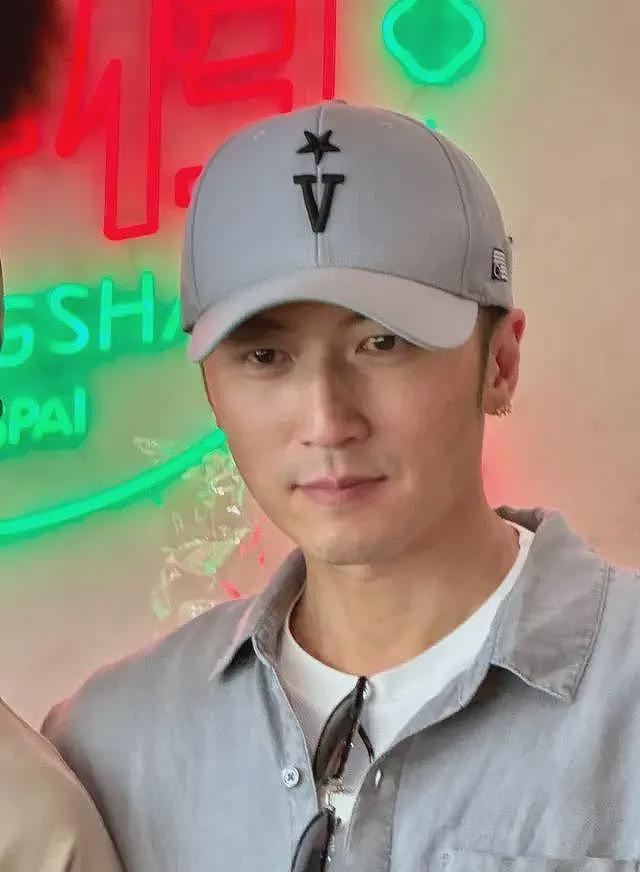 44岁谢霆锋长沙吃平价排档,戴帽子脸又小又秀气,可惜身高是硬伤(组图) - 6