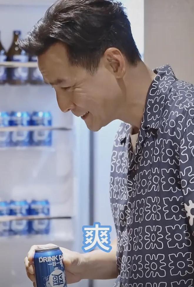 吴彦祖真缺钱了？卖完英语课又代言黄酒，表情痛苦疑喝不惯硬夸（组图） - 8