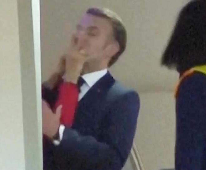 马克龙夫妇机场争执，唇语解读揭妻子推脸瞬间狠话​​，令人惊讶（组图） - 2
