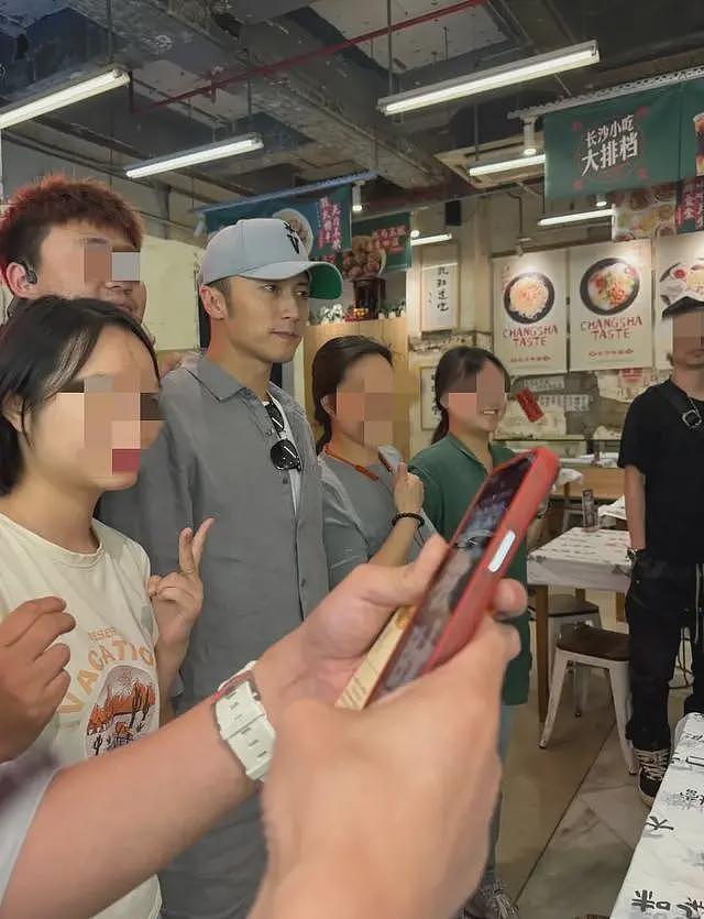 44岁谢霆锋长沙吃平价排档,戴帽子脸又小又秀气,可惜身高是硬伤(组图) - 7