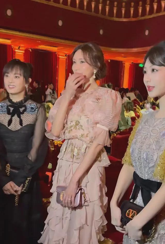 变了!林志玲参加芭莎盛典面部僵硬甜美不再,和孙俪聊天小心翼翼(组图) - 16
