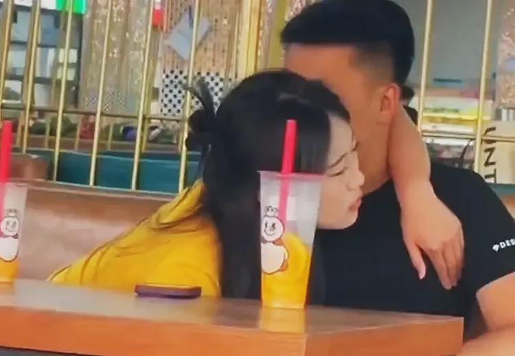 高校情侣在食堂亲热，女生趴男友裆部，不雅动作全程被人偷拍（组图） - 5