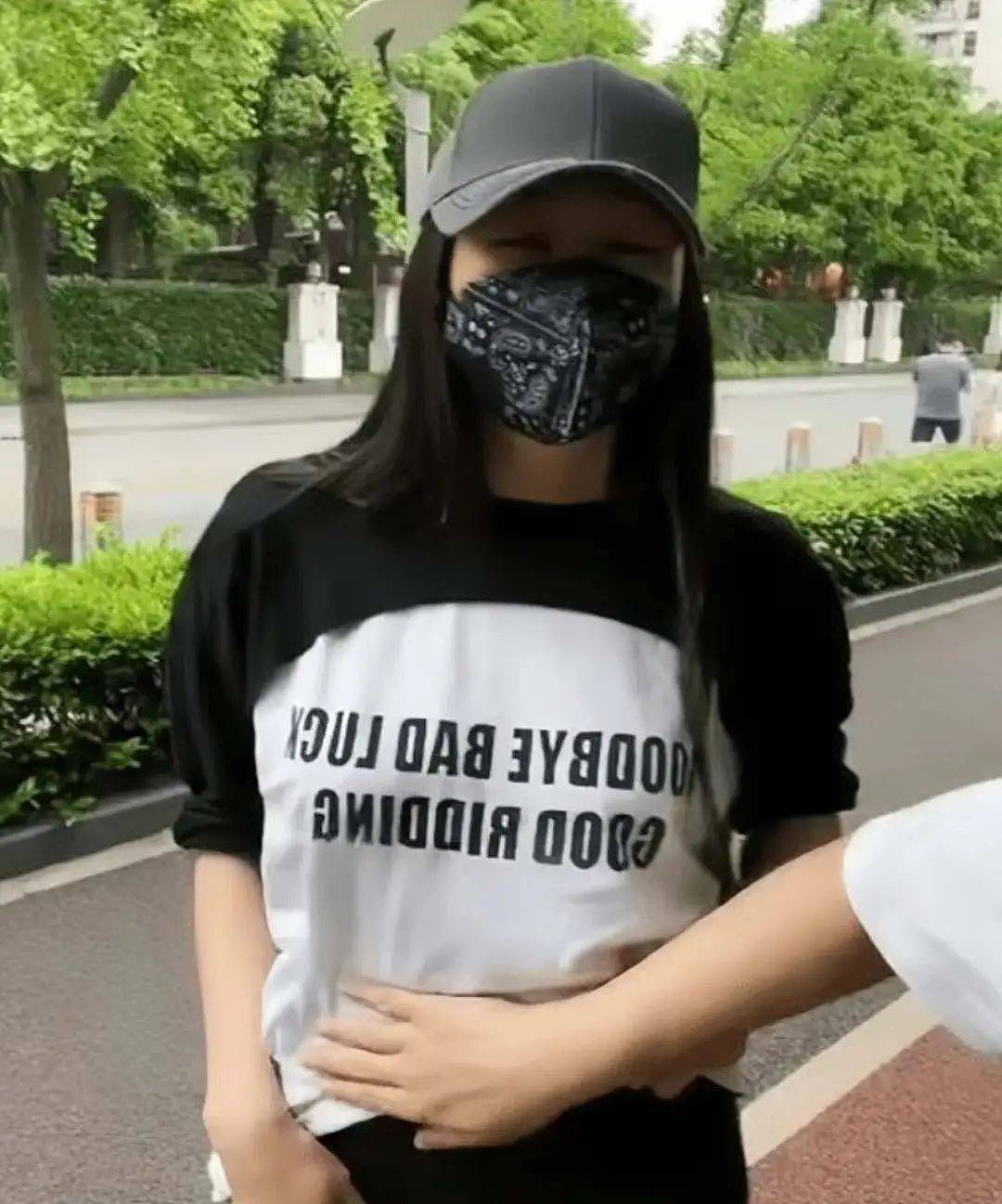 陈浩民妻子被曝怀第五胎，当众拉低裤子露白肚皮（组图） - 3