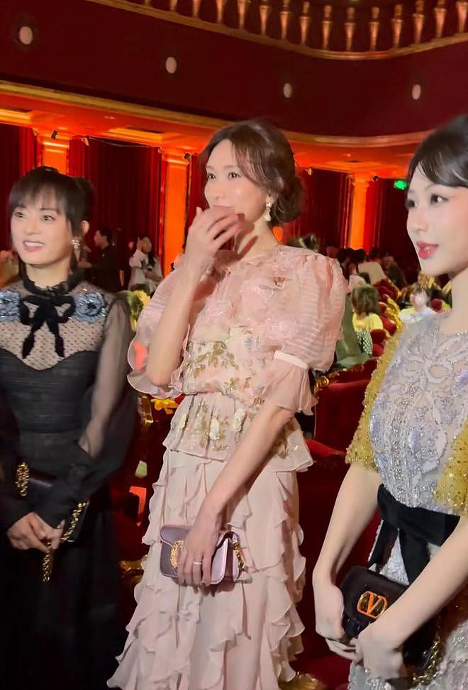 变了!林志玲参加芭莎盛典面部僵硬甜美不再,和孙俪聊天小心翼翼(组图) - 16