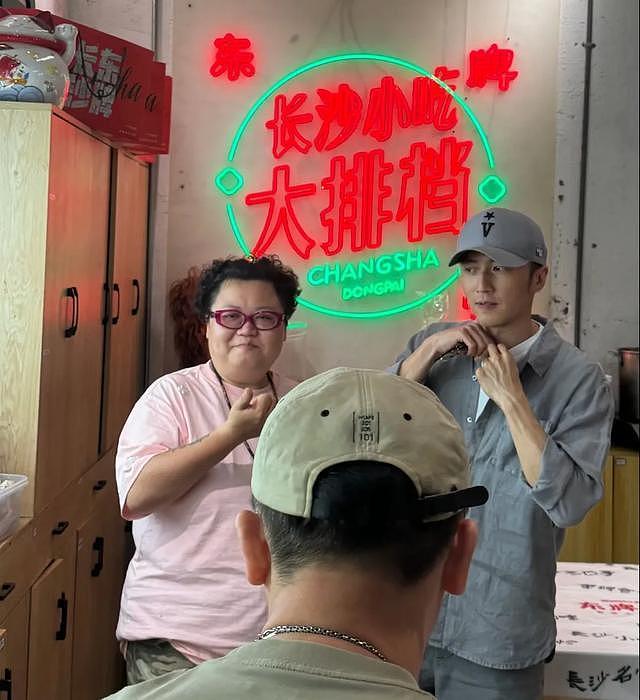44岁谢霆锋长沙吃平价排档,戴帽子脸又小又秀气,可惜身高是硬伤(组图) - 1