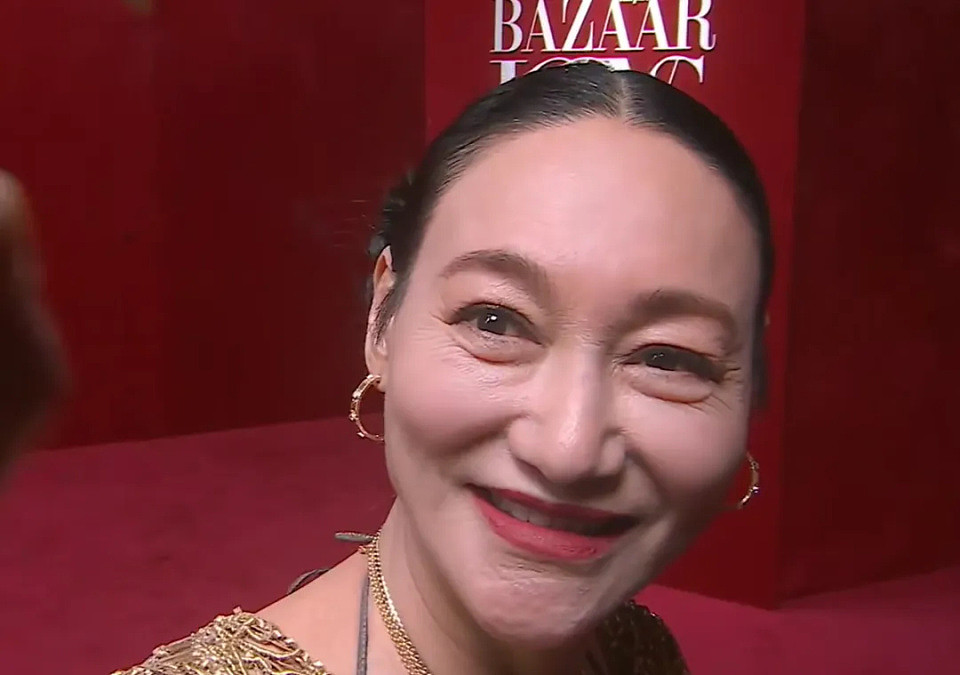 大驼背、躲镜头、鼻尖分家!芭莎这一夜,杨幂的状态和格局全暴露(组图) - 5