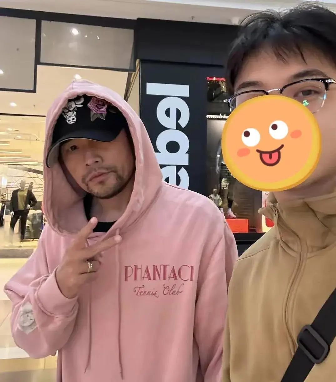 周杰伦墨尔本逛街被偶遇！与中国游客亲切合影，穿粉卫衣配短裤似大学生（组图） - 2