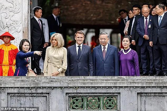 马克龙带妻子出访越南，还没下飞机就遭到妻子打脸！网友：恩爱人设翻车？！（组图） - 14