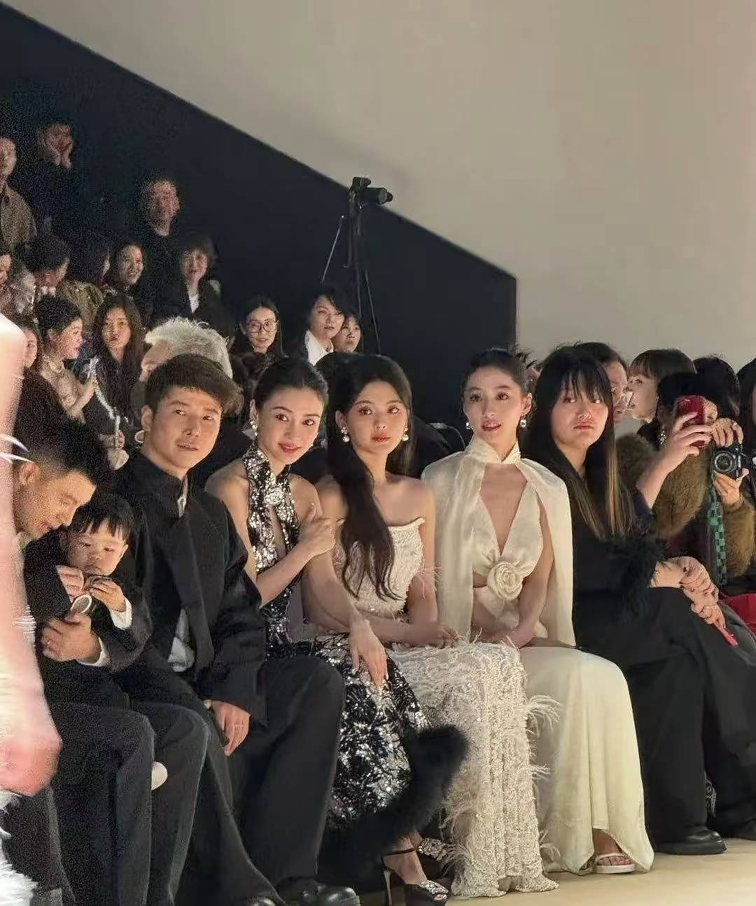 杨颖被经纪人当街训骂照曝光！自费租房面试找工作，吃地摊无人识（组图） - 15
