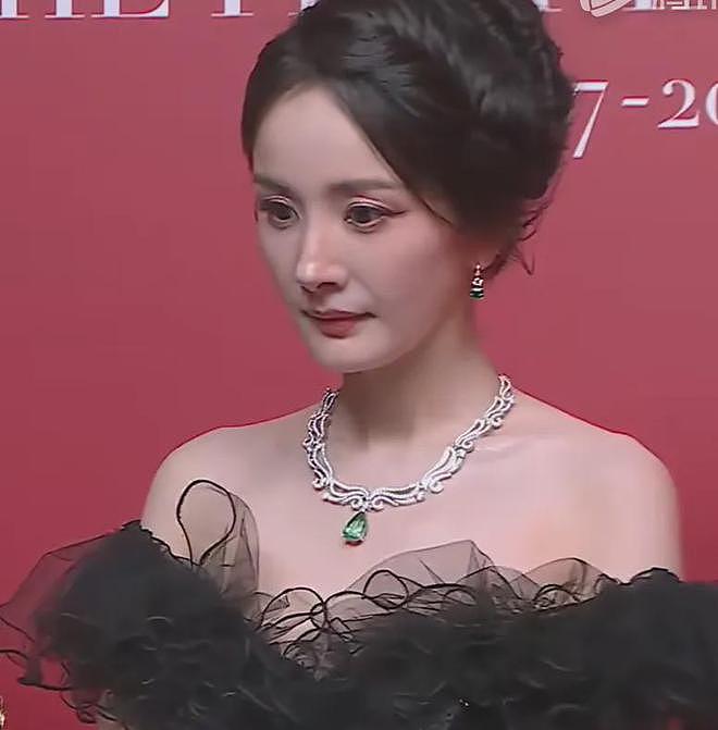 魔鬼镜头又来了!芭莎盛典怼脸拍太真实,杨幂干脆躲开不让拍正脸(组图) - 4
