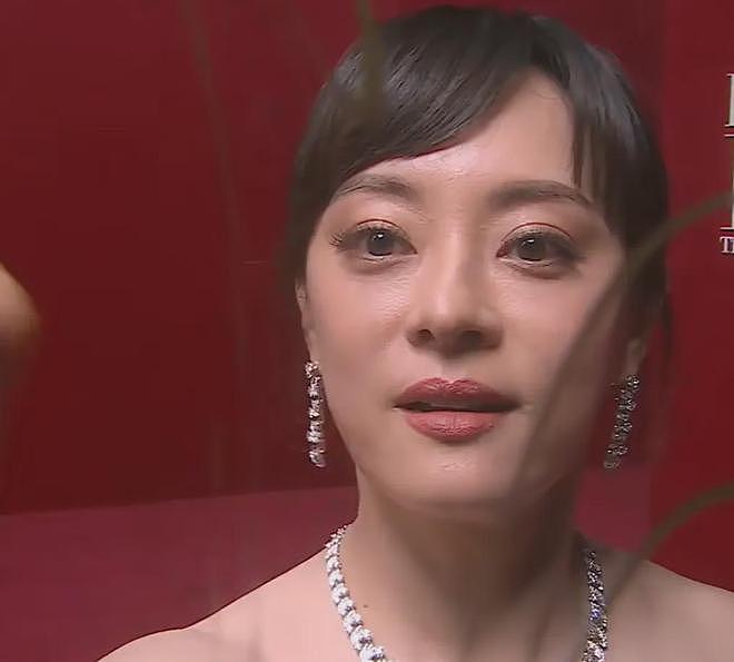 魔鬼镜头又来了!芭莎盛典怼脸拍太真实,杨幂干脆躲开不让拍正脸(组图) - 8